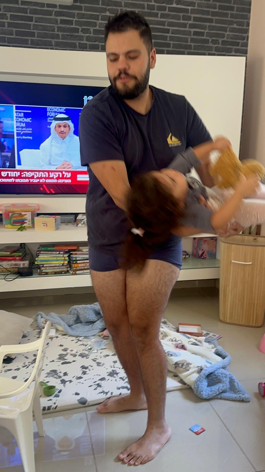 רגע של גיא עם המשפחה