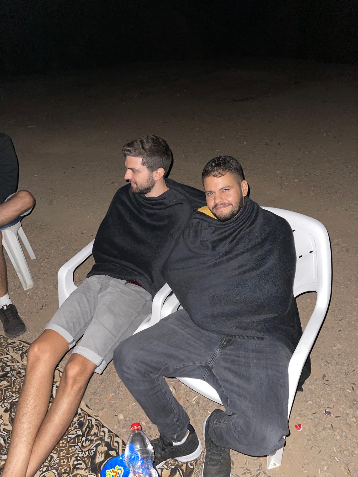 רגע של גיא עם חברים