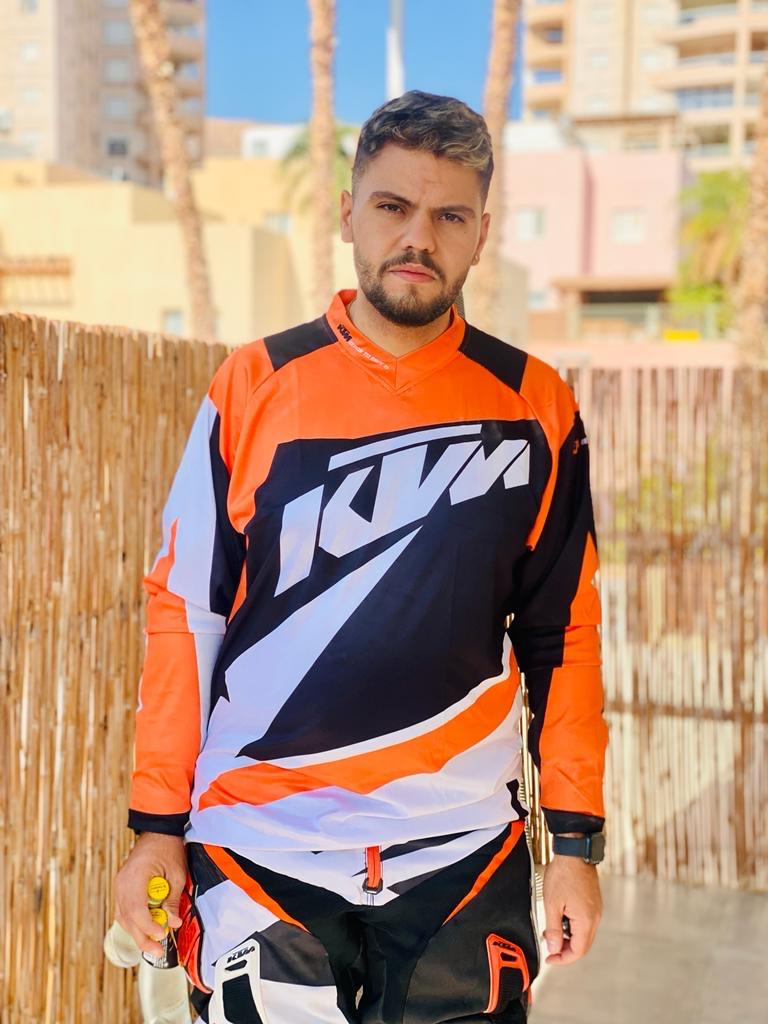גיא בעשייה ובתחביבים