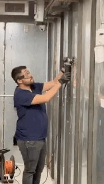 גיא בעבודה