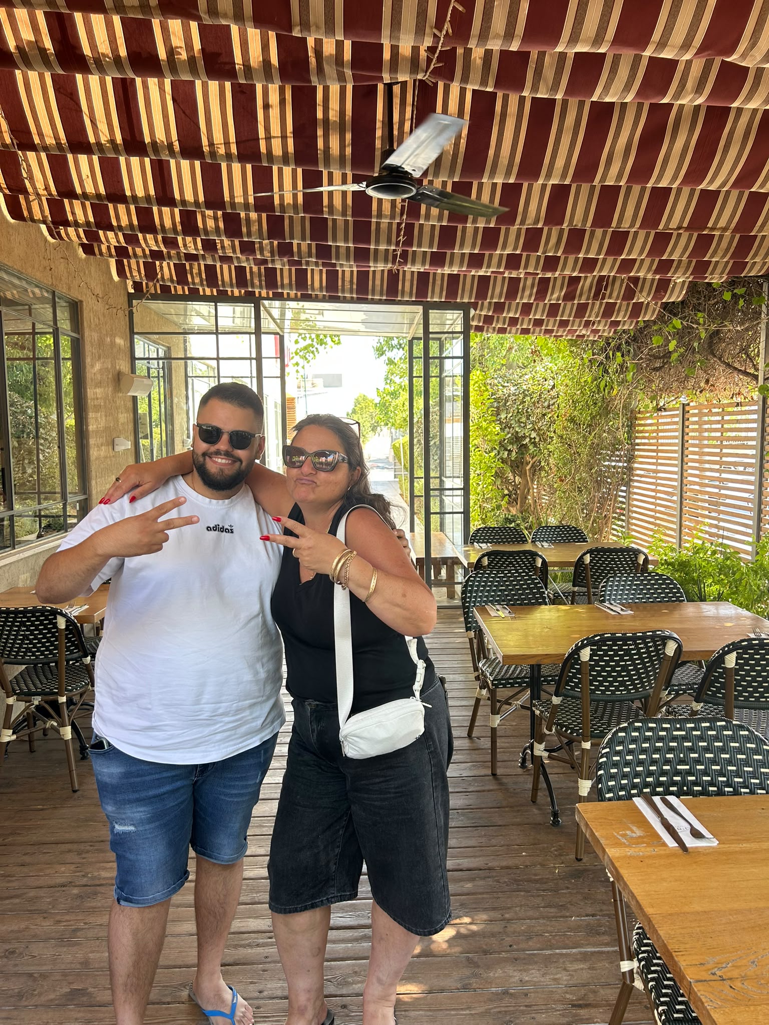 רגע של גיא עם חברים