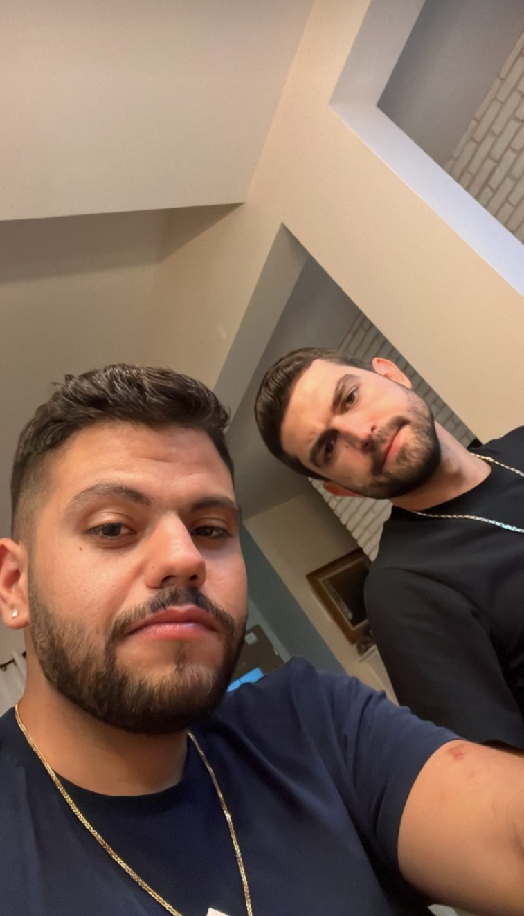 רגע של גיא עם חברים