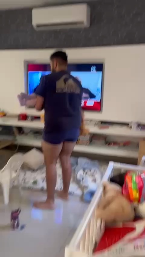 רגע מהחיים של גיא