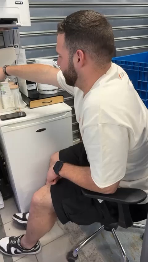 גיא בעבודה