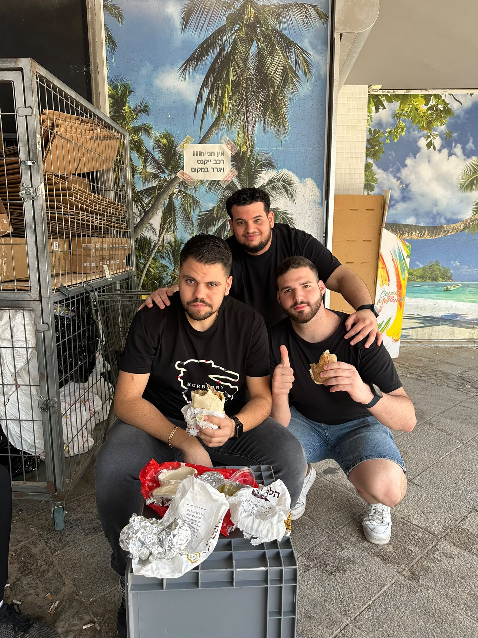 רגע של גיא עם חברים