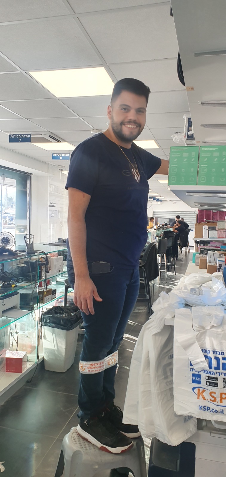 גיא בעבודה