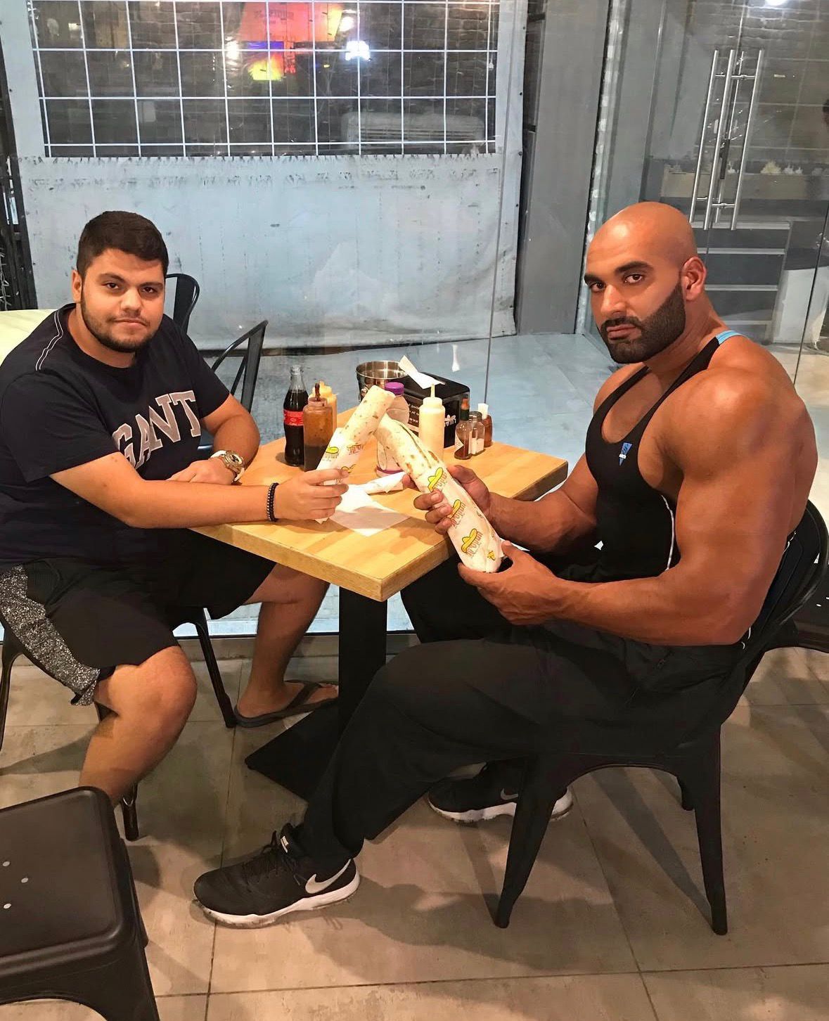 רגע של גיא עם חברים